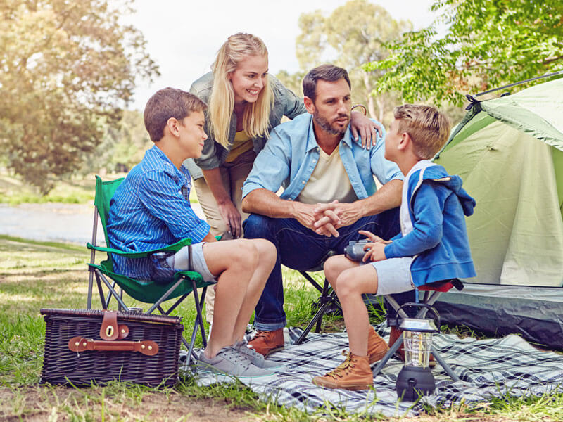 Familia acampando