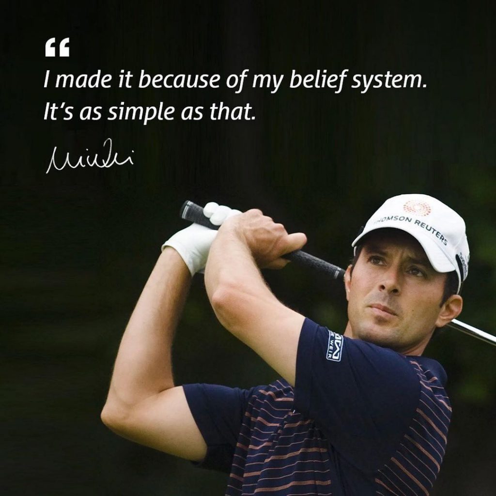 Un jugador de golf amb una cita que diu que ho vaig fer gràcies al meu sistema de creences, és tan senzill.