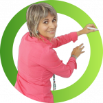 Una dona assenyalant un cercle verd.